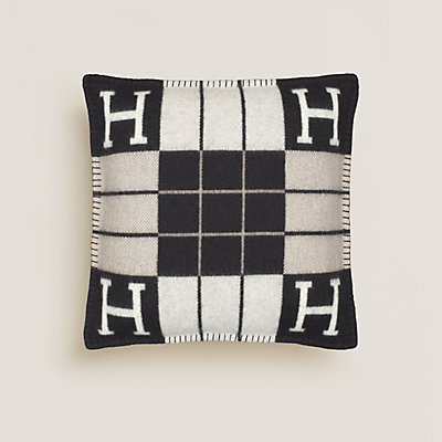 クッション 《アヴァロンIII》 PM | Hermès - エルメス-公式サイト クッション 《アヴァロンIII》 PM | Hermès - エルメス-公式サイト
